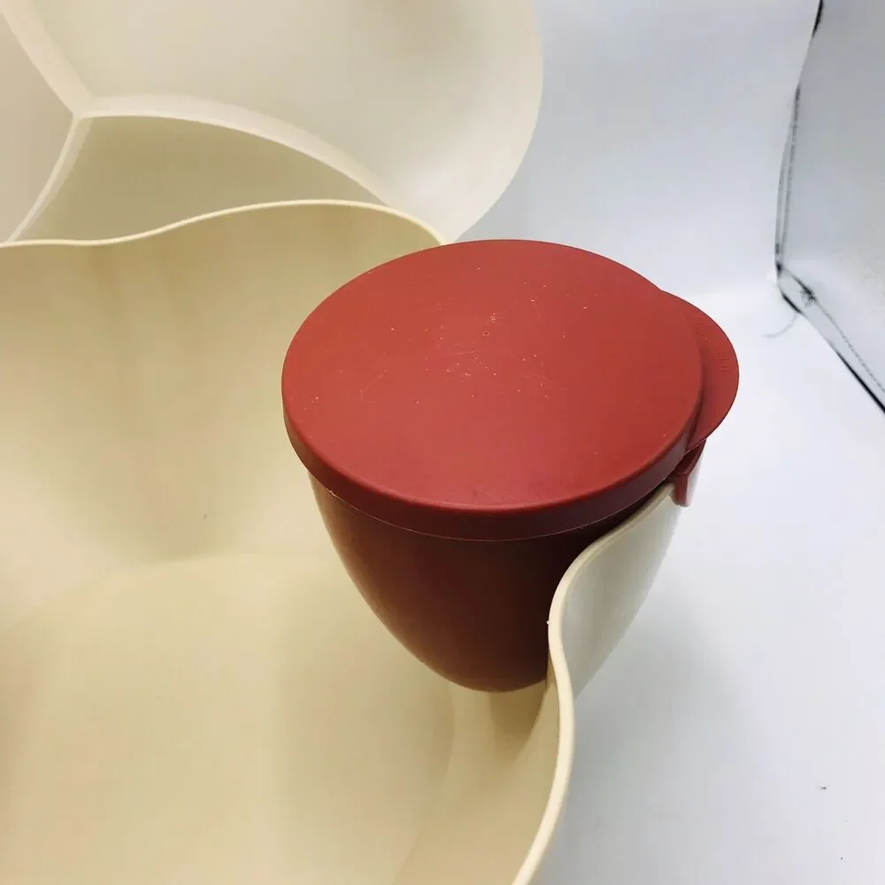 TUPPERWARE Tan Chip & Dip Large Serving Bowl with Lid and 2 Brown Red Dip Bowls